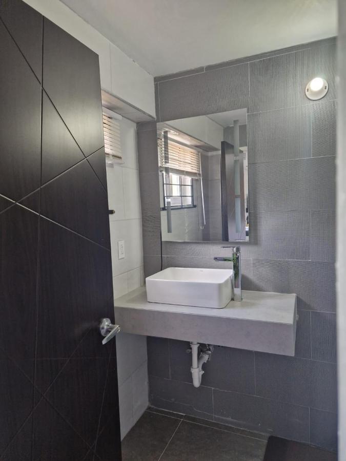 Amharic Hotel คิงส์ตัน ภายนอก รูปภาพ
